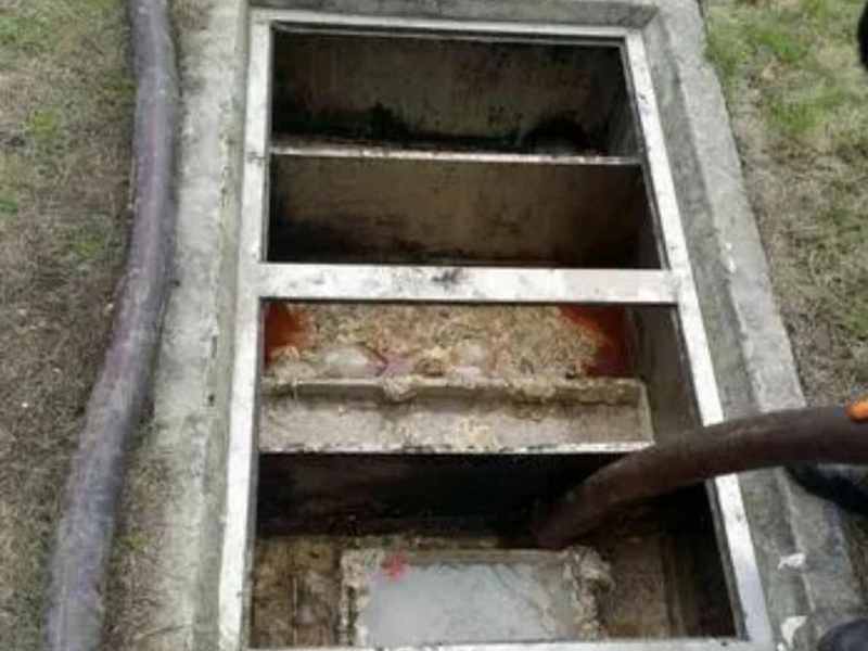 北海街道隔油池清理