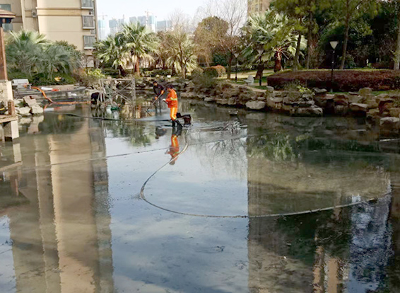 北海街道景观池淤泥清理