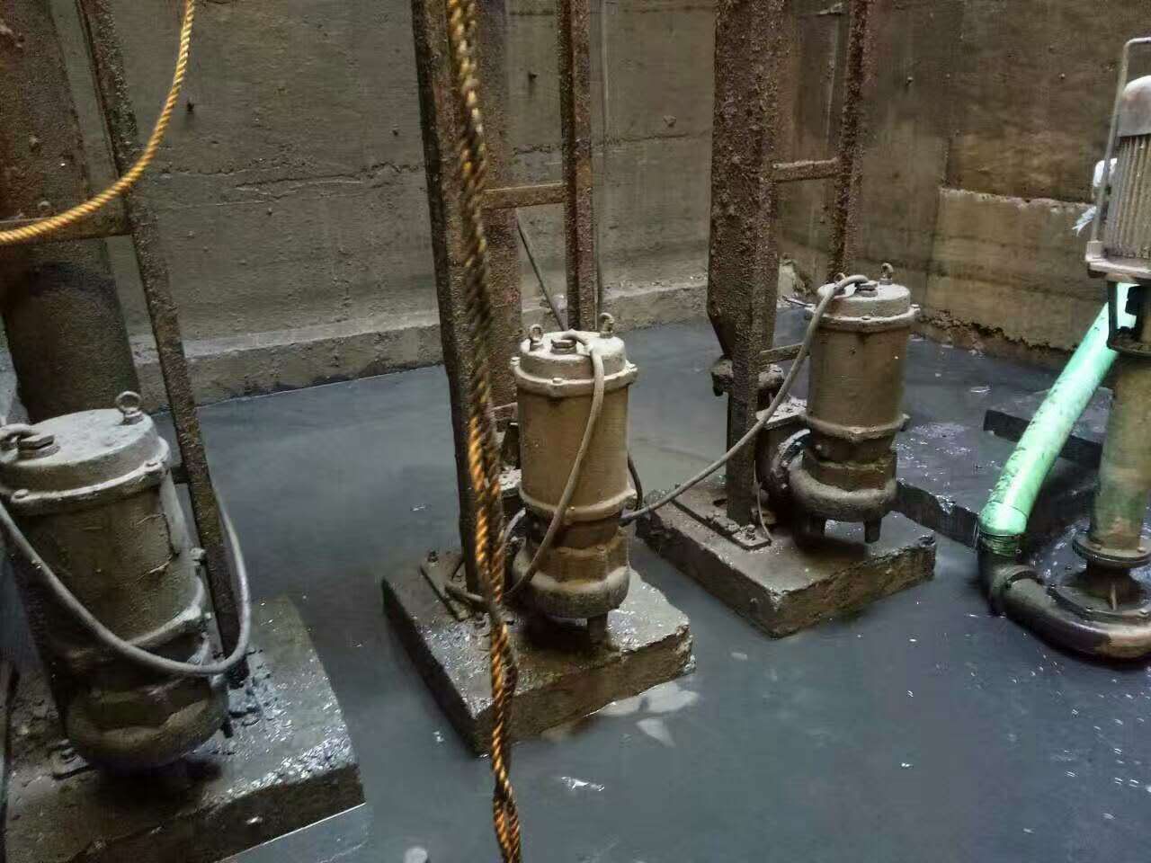 北海街道污水池清理